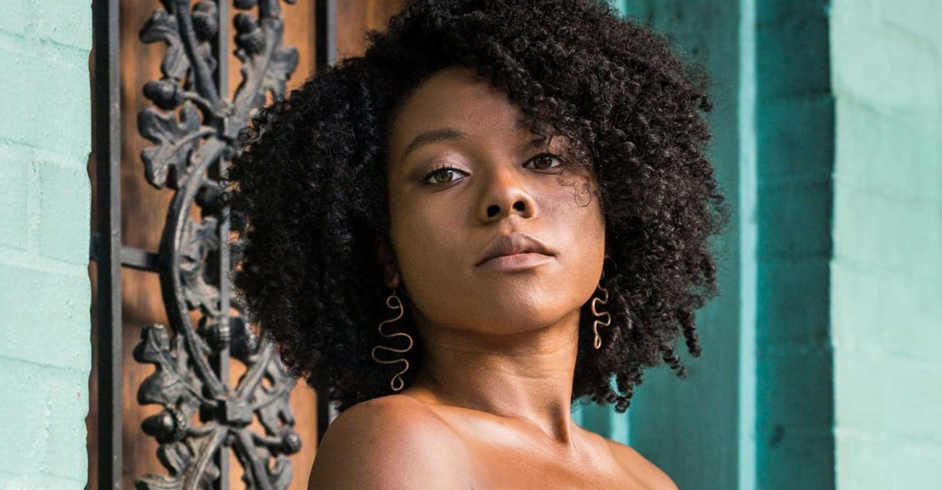 Mulher Negra Com Cabelo Cacheado E Brincos